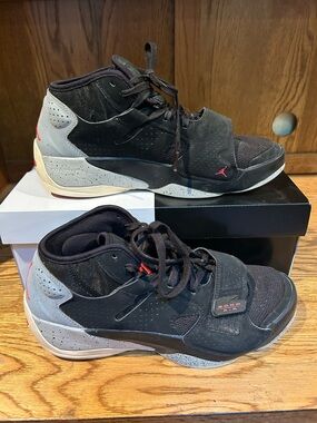 Jordan Zion 2 Men’s Black and Gray Mid-Top Sneakers size 9